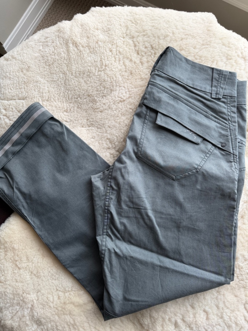 Men's grey Arc’teryx commuter pants